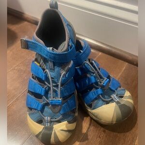 Keen Seacamp II water shoes in Blue Depths. Youth size. EUC.